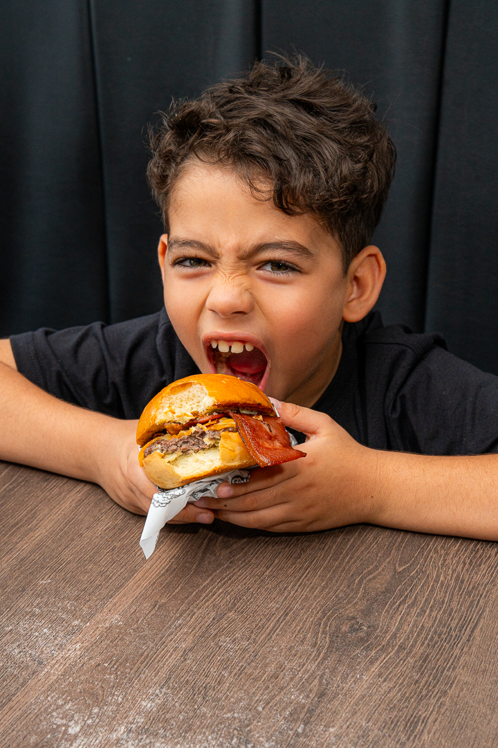 Cliente disfrutando hamburguesa