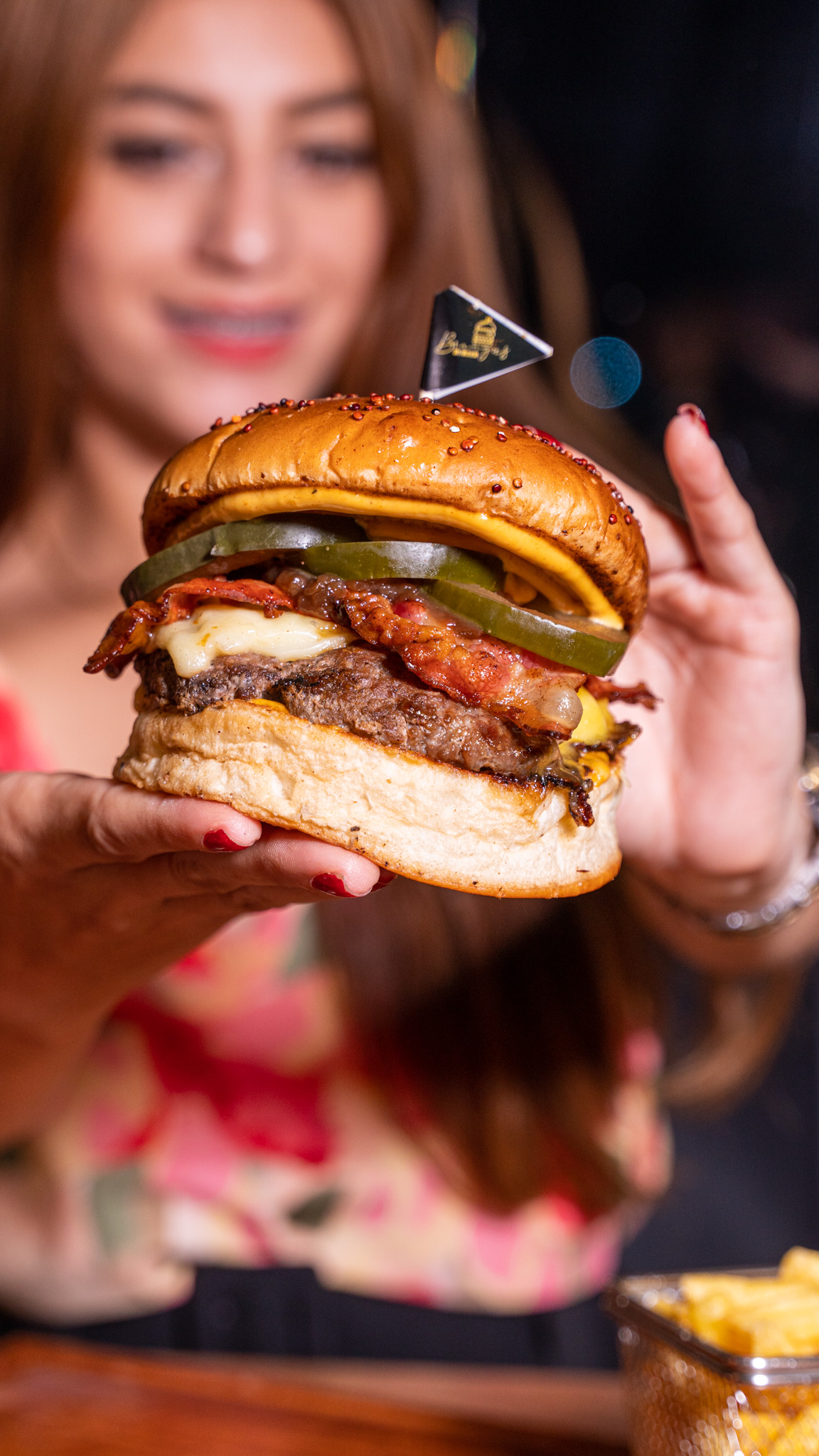 Cliente disfrutando Brangus Burger